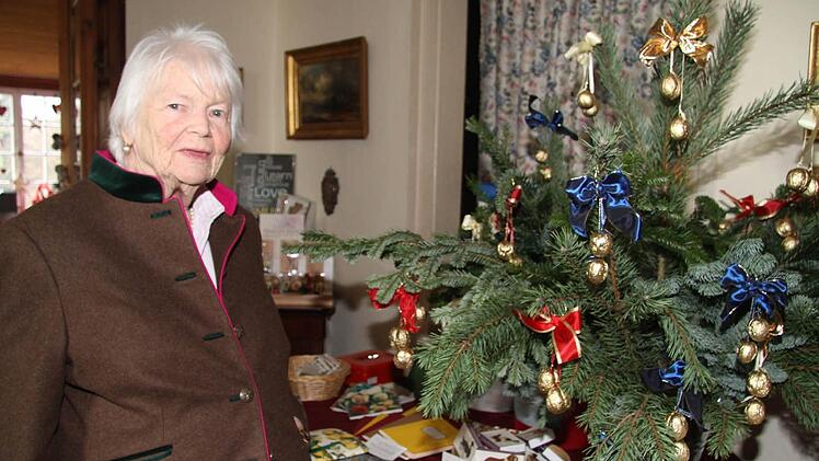 Gräfin Angelika zu Dohna verkauft goldene Nüsse und Handgebasteltes im Ministerhaus. Foto: Sonja Adam