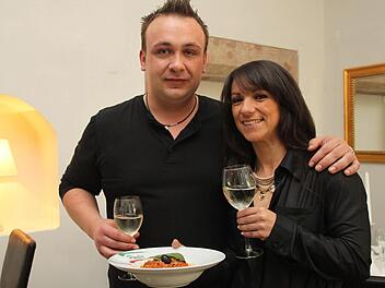 Pizza, Pasta und Amore: Sebastian Heisig und seine Freundin Domenica freuen sich auf die Gäste in der "Burgschänke". Fotos: Jochen Nützel