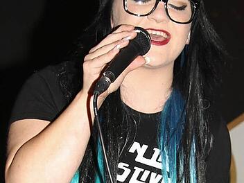 Joyce Hillebrand alias Lotte Hasch begeisterte auch mit einigen Coversongs. Fotos: Sonja Adam