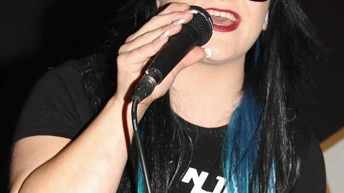 Joyce Hillebrand alias Lotte Hasch begeisterte auch mit einigen Coversongs. Fotos: Sonja Adam