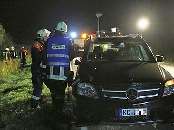 Einsatzkräfte an der Unfallstelle. Der Mercedes wurde vorne rechts und am Außenspiegel beschädigt.  Foto: News 5/Fricke
