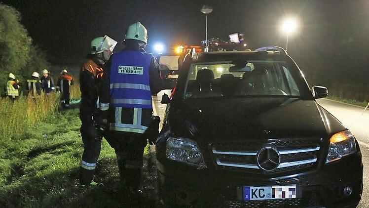 Einsatzkräfte an der Unfallstelle. Der Mercedes wurde vorne rechts und am Außenspiegel beschädigt.  Foto: News 5/Fricke