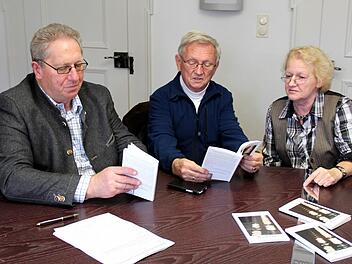 Dieter Gropp (Mitte) und Petra Embacher stellten Günter Schulz das Buch vor. Foto: Johanna Blum