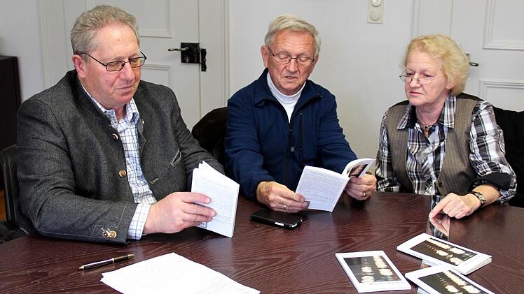 Dieter Gropp (Mitte) und Petra Embacher stellten Günter Schulz das Buch vor. Foto: Johanna Blum