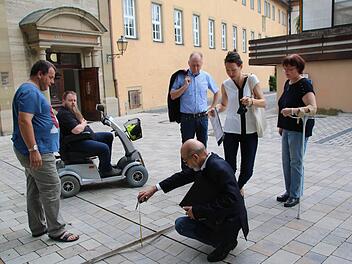 Etwas zu tief sind die Absätze am Stenayer Platz, stellt Helmut Beck fest. Doch dieser Mängel wird durch die Breite der Rinnen ausgeglichen. Ganz unproblematisch sind diese dennoch nicht, vor allem für Sehbehinderte. Zusammen mit Beck überprüften Burkhard Schodorf, Thomas Seuberling, Helmut Blank, Antje Rink und Regina Seit , wie gut die Barrierefreiheit in der Altstadt ist. Foto: Heike Beudert