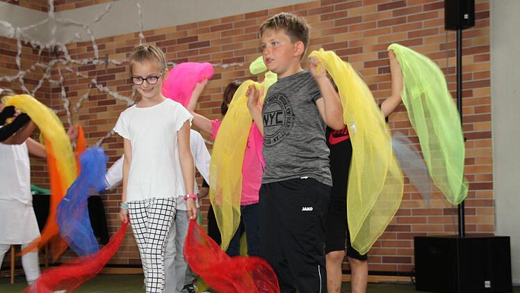 Die Schüler aus den ersten Klassen zeigten einen bunten Schmetterlingstanz. Foto: Stephan Stöckel.