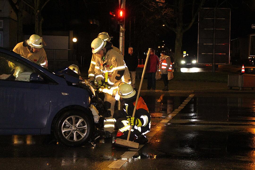 Unfall Bayreuth: Feuerwehr rettet Frau aus Auto