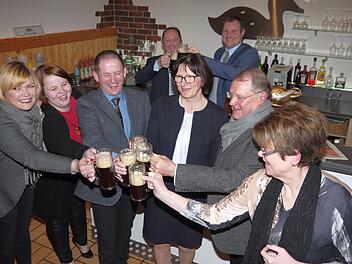 Einen kräftiger Stärke-Schluck für ein erfolgreiches Jahres nimmt die Coburger Landkreis-CSU. Von links: Vera Weißbrodt, Christina Bieberbach, Rainer Mattern, Günter Benning, Christine Heider, Martin Mittag, Jürgen Oehm und Elke Protzmann.Berthold Köhler