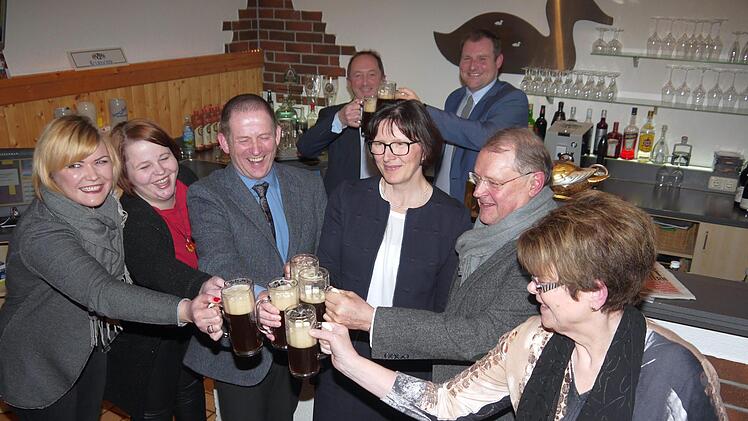 Einen kräftiger Stärke-Schluck für ein erfolgreiches Jahres nimmt die Coburger Landkreis-CSU. Von links: Vera Weißbrodt, Christina Bieberbach, Rainer Mattern, Günter Benning, Christine Heider, Martin Mittag, Jürgen Oehm und Elke Protzmann.Berthold Köhler