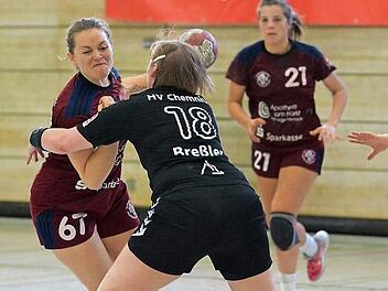 Die TSH-Frauen um Carole Mittelheisser (l.) und Kristin Lang (im Hintergrund) verloren zwar knapp, dürfen sich aber berechtigte Hoffnungen auf ein erfolgreiches Rückspiel machen. Foto: Picturedreams