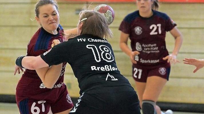 Die TSH-Frauen um Carole Mittelheisser (l.) und Kristin Lang (im Hintergrund) verloren zwar knapp, dürfen sich aber berechtigte Hoffnungen auf ein erfolgreiches Rückspiel machen. Foto: Picturedreams