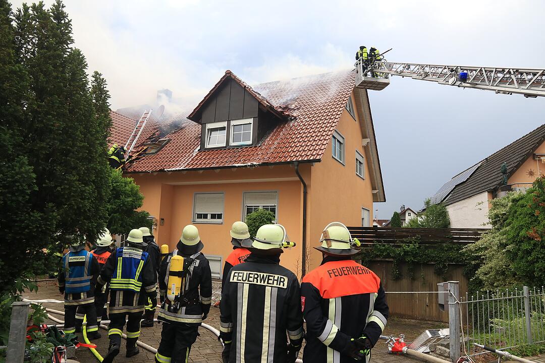 Blitzeinschlag: Dachstuhl geht nach Gewitter in Flammen auf