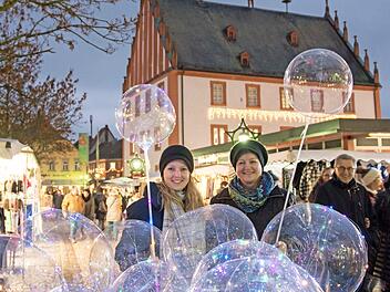 Bunte Kreisstadt: Die "Fantastic Balloons" strahlten beim Weihnachtsmarkt der Stadt Haßfurt in vielen Farben.  Foto: Ulrike Langer