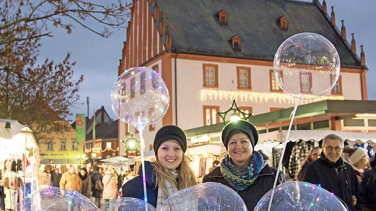 Bunte Kreisstadt: Die "Fantastic Balloons" strahlten beim Weihnachtsmarkt der Stadt Haßfurt in vielen Farben.  Foto: Ulrike Langer