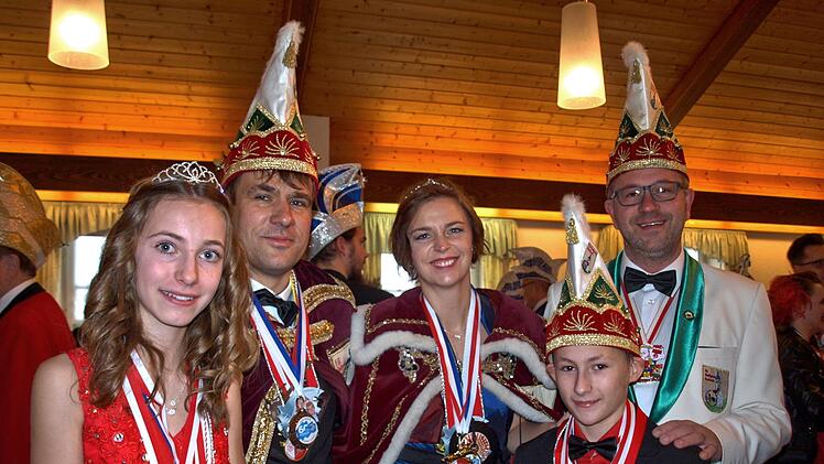 Die Prinzenpaare aus Auerbach in der  Oberpfalz. Von links Kinderprinzessin Svenja I, Prinz Gerald I,  Prinzessin Marina II und Kinderprinz Elias I.Susanne Deuerling