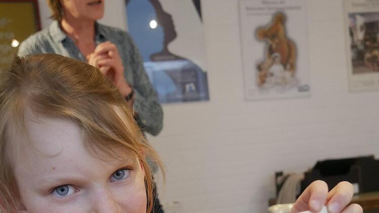 Fiona hat gelernt, dass Salz überall in den Bergen zu finden ist,  wie im Himalaya das wertvolle Kristallsalz.Manja von Nida