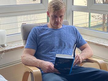 In Zeiten der Corona-Krise und Kurzarbeit beim HSC Coburg nimmt Handball-Profi Andreas Schröder häufig ein Buch zur Hand. privat