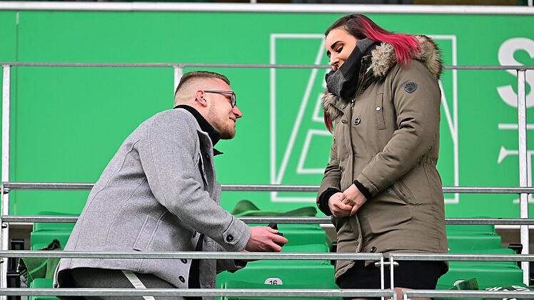 Fürth: Fußball war nur Nebensache - Zuschauer macht Heiratsantrag in Fußballstadion