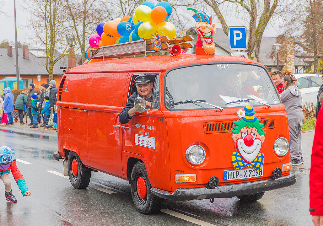 Buntes Faschingstreiben begeistert groß und klein.