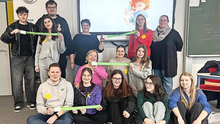 Die Schulklasse mit Christine Fuchs (hinten, ganz rechts).