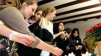 Verschiedene Länder, unterschiedliche Kulturen: Die "Comenius"-Mitarbeiter freuen sich über die auf den Tischen ausgelegten Freundschaftspins mit den Fahnen der Länder.