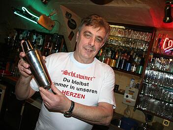 Gerührt ist Freddy Winckler über das Abschiedsgeschenk seiner Stammgäste: Ein T-Shirt mit einer Liebeserklärung.  Foto: Andreas Oswald