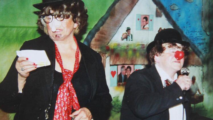Kathi Seidel (rechts) und ihre Tochter Cornelia beim Auftritt im Fasching.