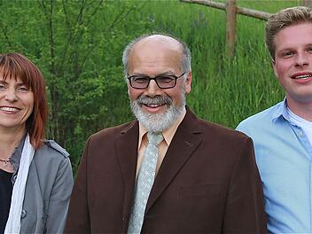 Der neue Bürgermeister August Weingart (Mitte) mit seinen beiden Stellvertretern Gabriele Dehmer und Johannes Büttner. Foto: Gerd Schaar