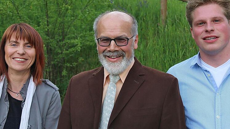 Der neue Bürgermeister August Weingart (Mitte) mit seinen beiden Stellvertretern Gabriele Dehmer und Johannes Büttner. Foto: Gerd Schaar