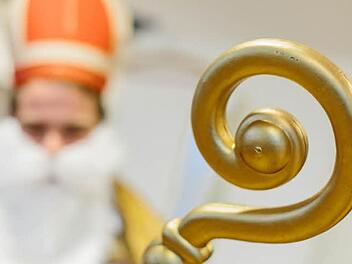 Die Kleider "unseres" Nikolaus orientieren sich direkt an denen eines echten Bischofs. Wir zeigen sie auf den folgenden Bildern.Die Kleider "unseres" Nikolaus orientieren sich direkt an denen eines echten Bischofs. Wir zeigen sie auf den folgenden Bildern.