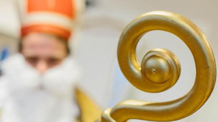 Die Kleider "unseres" Nikolaus orientieren sich direkt an denen eines echten Bischofs. Wir zeigen sie auf den folgenden Bildern.Die Kleider "unseres" Nikolaus orientieren sich direkt an denen eines echten Bischofs. Wir zeigen sie auf den folgenden Bildern.