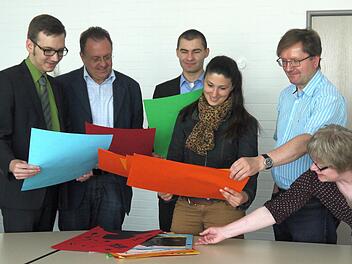 Schauen sich an, wie sich die Großheirather Kinder den Komponisten Andreas Späth vorstellen (von links): Marc Holland, Udo Siegel, Arno Seifert, Judith Hielscher und Jana Baum. Fotos: Berthold Köhler