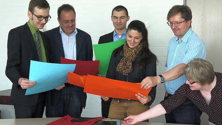 Schauen sich an, wie sich die Großheirather Kinder den Komponisten Andreas Späth vorstellen (von links): Marc Holland, Udo Siegel, Arno Seifert, Judith Hielscher und Jana Baum. Fotos: Berthold Köhler