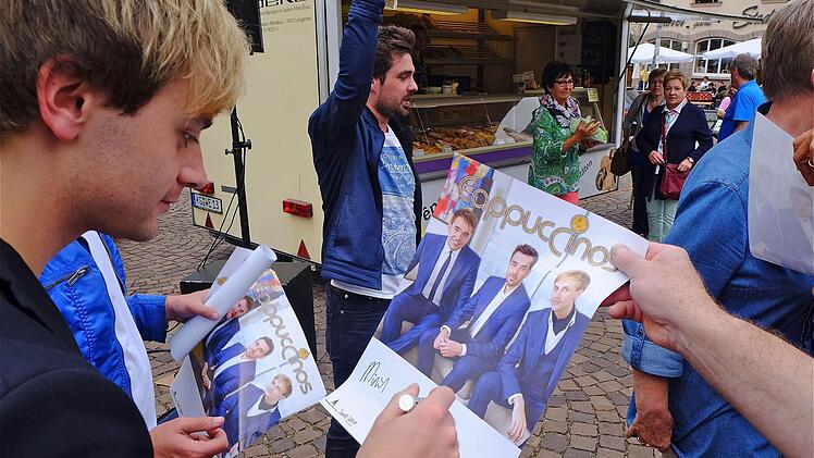 Autogrammstunde der Schlagergruppe "Cappuccinos" in Hammelburg. Foto: Gerd Schaar