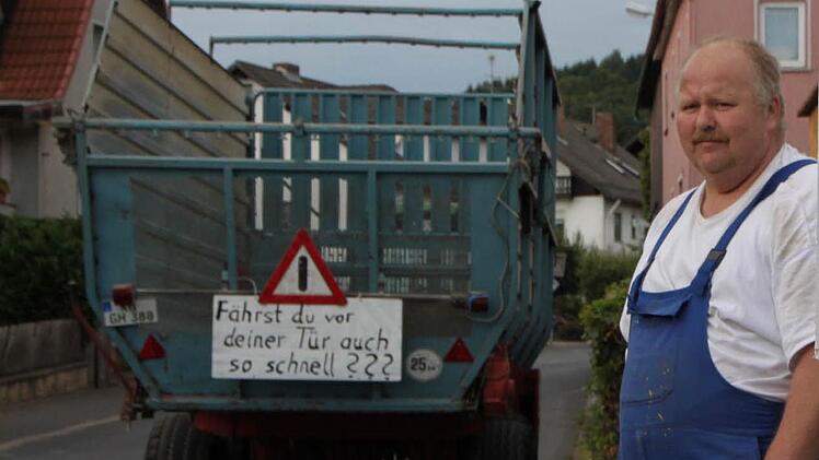 Straße blockiert: Aus Protest lässt Günter Heinz öfter mal eine Zugmaschine auf der Straße stehen. Außerdem hat er Plakate gemalt. Foto: Ulrike Müller