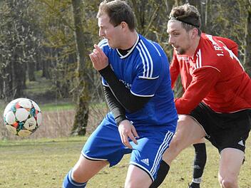 Die Abwehrhaltung des Rannungers Marcel Leurer (links) ist nachzuempfinden. Mit Schwung läuft Fuchsstadts Johannes Feser auf. Foto: ssp