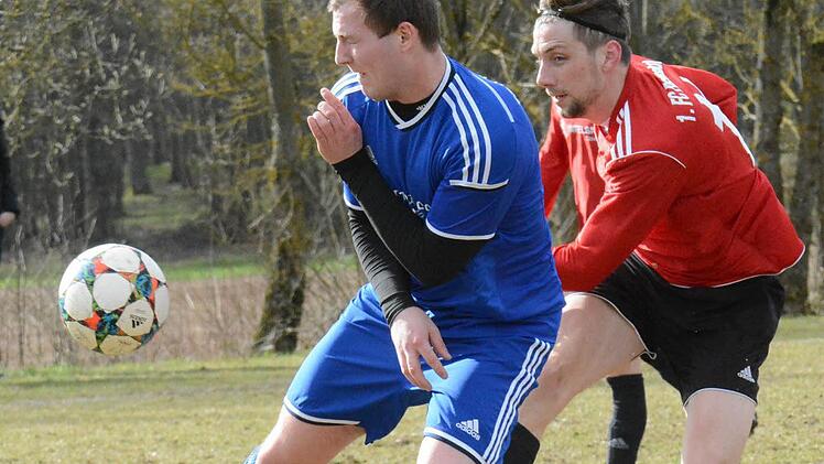 Die Abwehrhaltung des Rannungers Marcel Leurer (links) ist nachzuempfinden. Mit Schwung läuft Fuchsstadts Johannes Feser auf. Foto: ssp