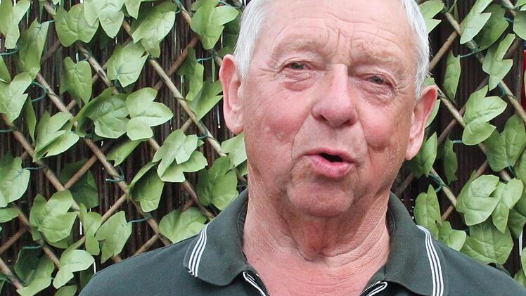 Schorsch Bräun mit seinem Mitgliedsausweis von 1955  Foto: Johanna Blum