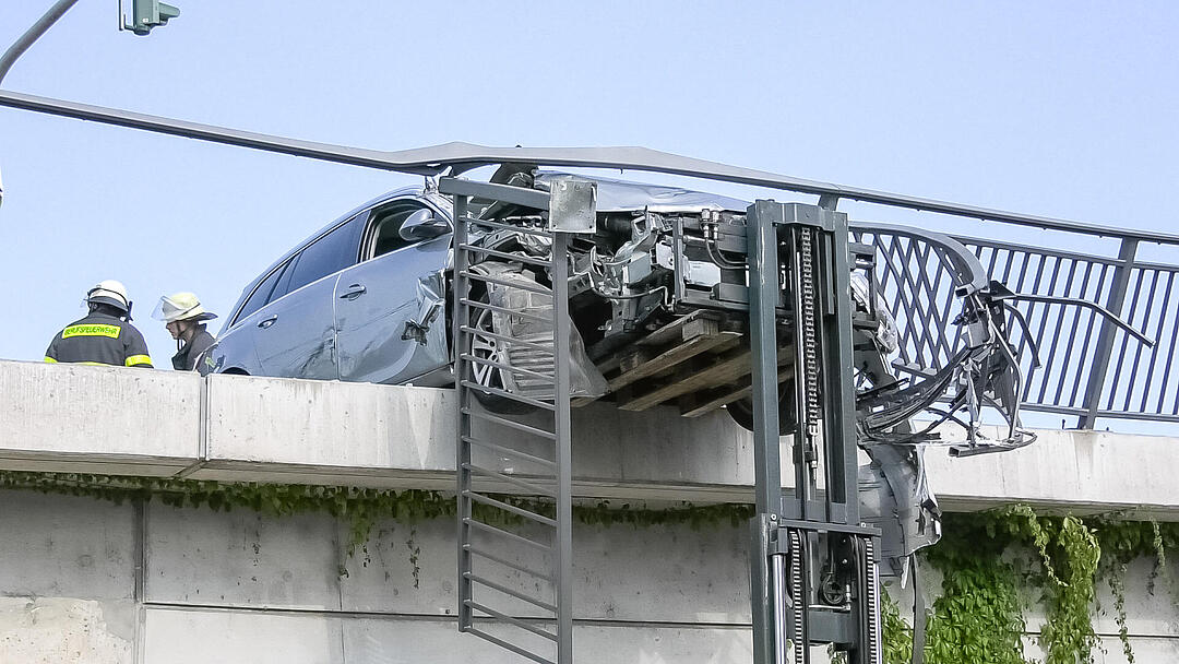 Würzburg: Auto droht nach Unfall von Brücke zu stürzen