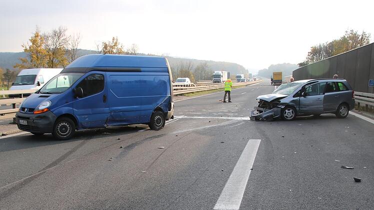 Der Opel Zafira fuhr auf den Renault-Kleintransporter auf. Dabei wurden die beiden Insassen des Opel leicht verletzt.Matthias Einwag