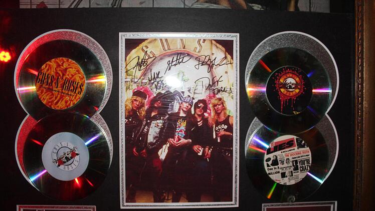 n seinem Paunchy Cats hängen allerlei Autogramme und Seltenheiten aus Punk, Grunge und Rock. Hier zu sehen eine Rarität der Guns 'n Roses.