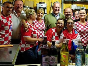 Am Stand des Clubs Croatia auf der Sommerkirchweih herrschte große Freude über den Besuch des bayerischen Innenministers Joachim Herrmann kurz nach dem WM-Finale.  Foto: JU Herzogenaurach
