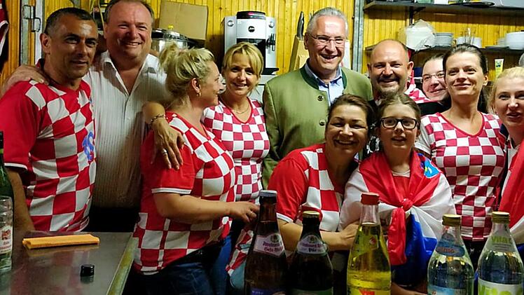Am Stand des Clubs Croatia auf der Sommerkirchweih herrschte große Freude über den Besuch des bayerischen Innenministers Joachim Herrmann kurz nach dem WM-Finale.  Foto: JU Herzogenaurach