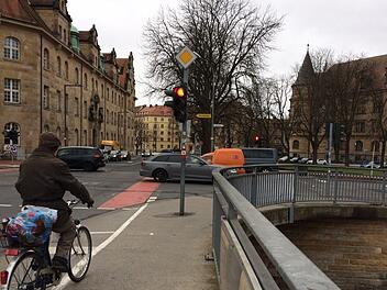 Auch an der Kreuzung Marienbrücke/Heinrichsdamm wird ab Ende Januar der Grün-Pfeil für Radfahrer getestet. Foto: Stefan Fößel