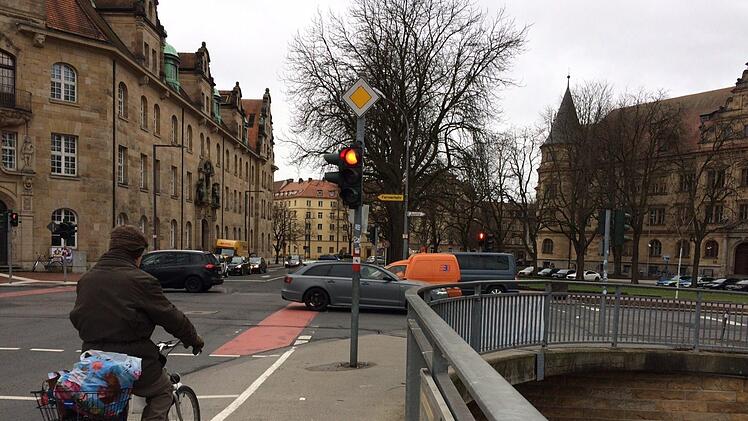 Auch an der Kreuzung Marienbrücke/Heinrichsdamm wird ab Ende Januar der Grün-Pfeil für Radfahrer getestet. Foto: Stefan Fößel