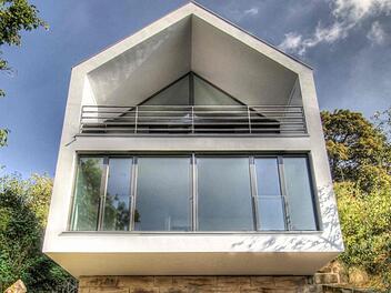 Moderne Architektur auf einem alten Felsenkeller: Das Haus am Plassenburg-Berg ist ein Blickfang. Foto: privat