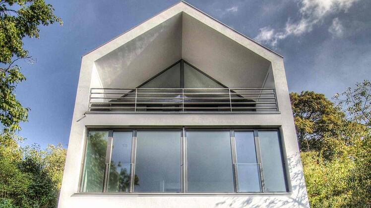 Moderne Architektur auf einem alten Felsenkeller: Das Haus am Plassenburg-Berg ist ein Blickfang. Foto: privat