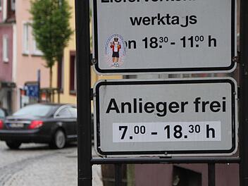 Der Bauhof wird die Schilder in Kürze austauschen. Foto: Ulrike Müller