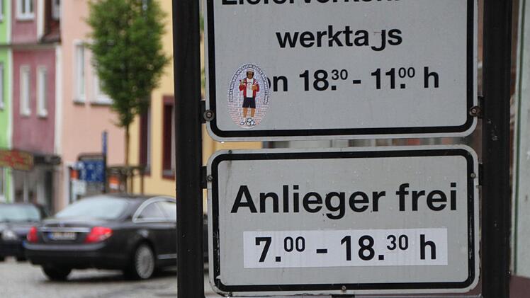 Der Bauhof wird die Schilder in Kürze austauschen. Foto: Ulrike Müller