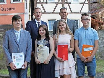Unter den Schulbesten beim qualifizierenden Mittelschulabschluss (vordere Reihe von links): Tim Ritter, Evelin Janzen, Julia Ternowez und Sebastian Klarmann mit Bürgermeister Michael Ziegler und Rektor Raimund Willert (hintere Reihe von links)  Fotos: Günther Geiling